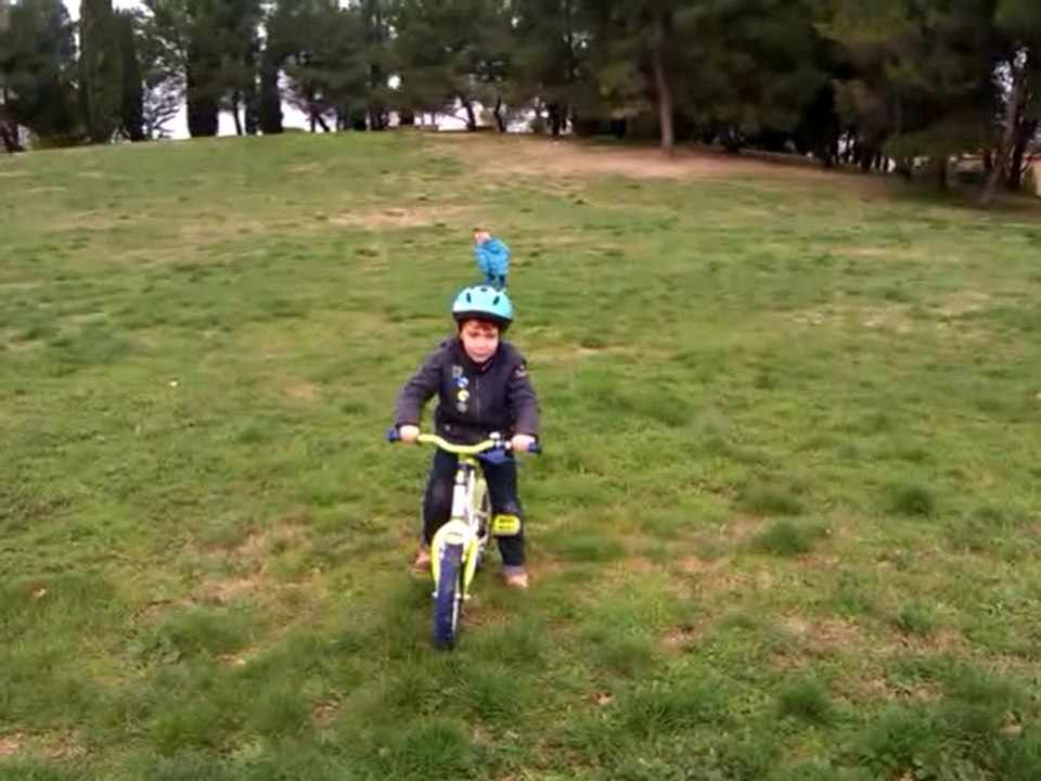 Ange descend en vélo la colline du Parc