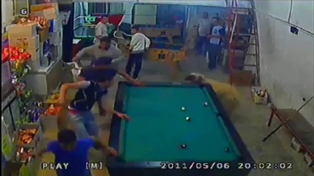 Un mouton attaque une partie de billard