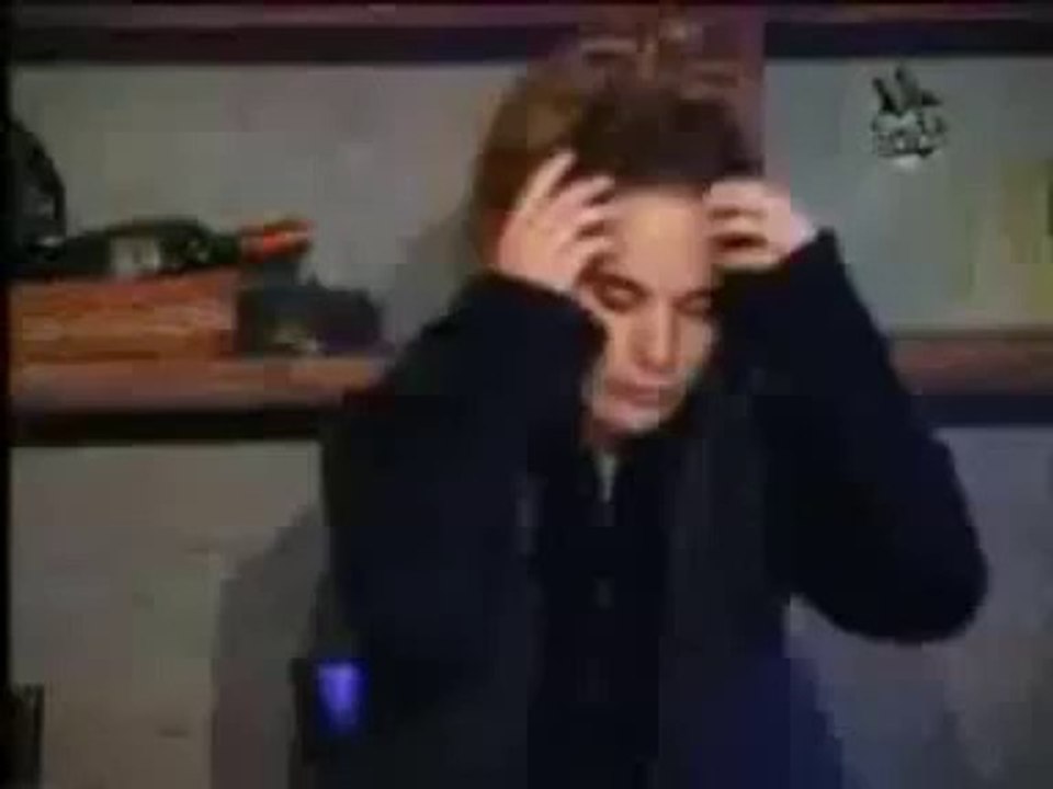 Questa ragazza mangia tranquillamente al ristorante. Ma guardate cosa succede all'improvviso