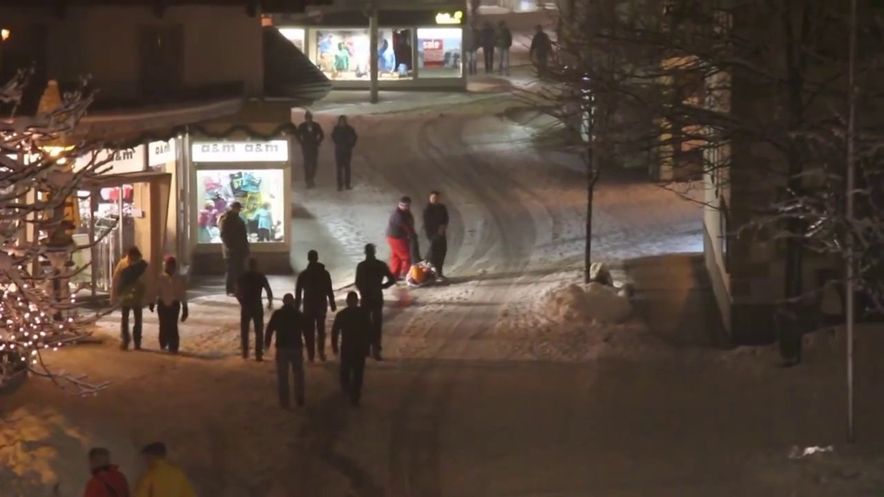 Des russes remmènent leur pote bourré chez lui...