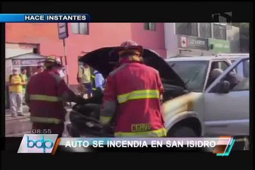 Moderno vehículo se incendió en plena vía y causó congestión en San Isidro