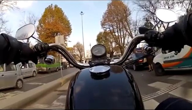 Altın Elbiseli Adam_ Harley Davidson 883 Sportster