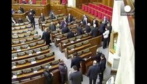 Ucraina, caos fuori e dentro il Parlamento