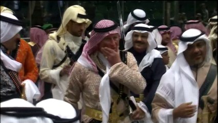 La danse des sabres du Prince Charles en robe et keffieh