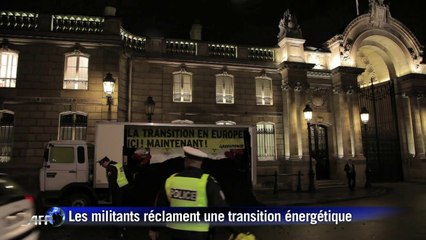 Greenpeace déverse cinq tonnes de charbon devant l'Elysée