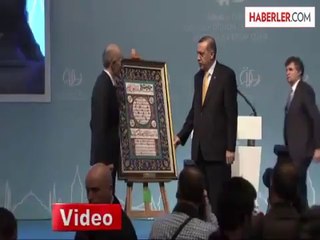 Başbakan Erdoğan'a ÖHO Derneğinden Hat Eseri Hediyesi