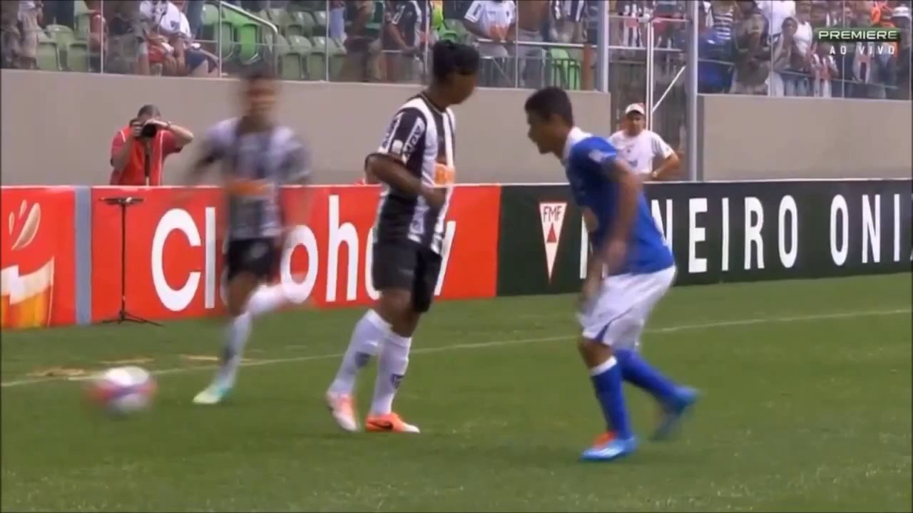 Ronaldinho affole un défenseur v Cruzeiro