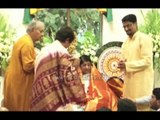 Lata Mangeshkar being conferred the first Sathkalaratna Purskar .
