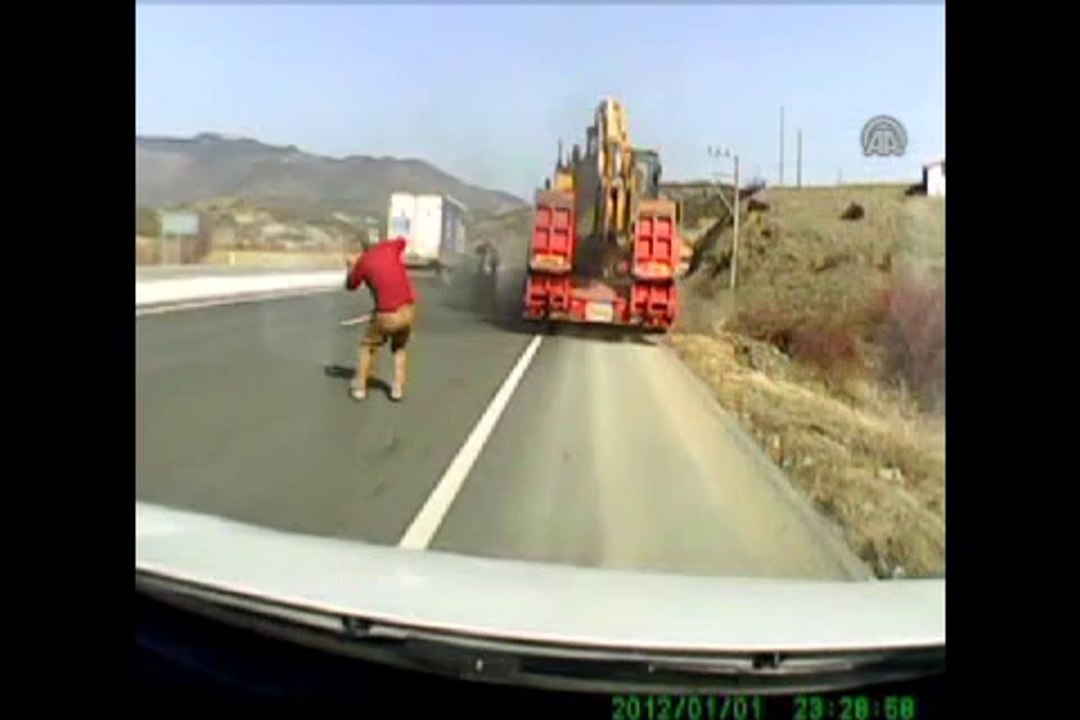 Tırın lastikleri önce patladı ardından yandı