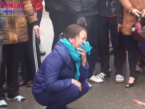 Thiếu nữ trẻ bị cuốn vào gầm xe tải