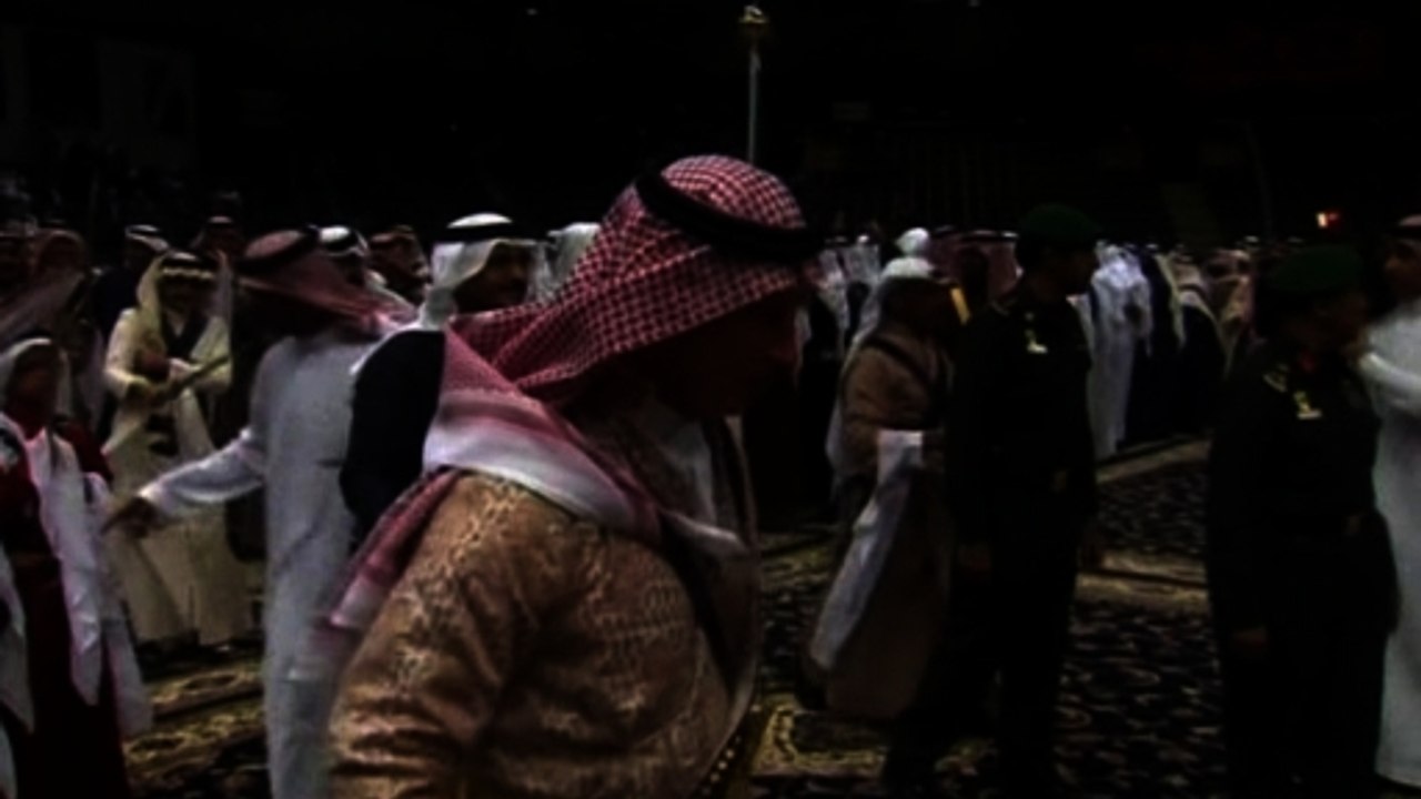 Prince Charles wears a thobe, does sword dance