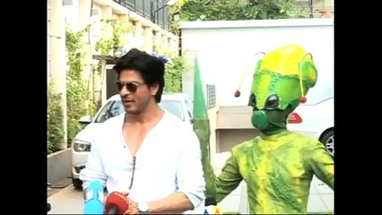 سعید سنڈا ایک مسخرے کو مسلمانوں کے دشمن کو پاکستان آنے کی دعوت دیتے ہوا