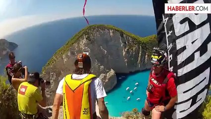 Adrenalin Tutkunları Metrelerce Yükseklikten Uçuruma Atladı