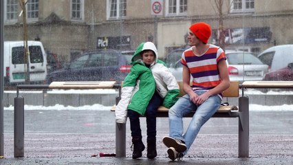 Video herunterladen: Norvège : Des passants donnent leur manteau à un enfant