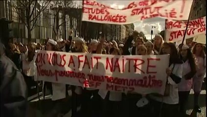 Deux milles sages-femmes manifestent à Paris