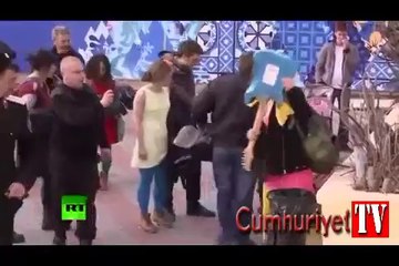 Eylem yapan müzik grubuna kamçılı polis dayağı!