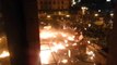 Un transport blindé prend feu en Ukraine