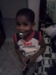 Criança apanhada a comer brigadeiro às escondidas desculpa-se da forma MAIS CÓMICA!!