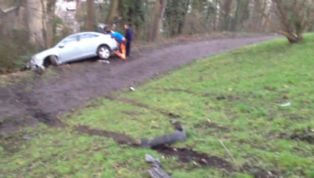Une voiture en bas du talus, au point de vue du Boulevard Gustave Kleyer \