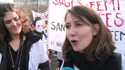 Environ deux mille sages-femmes manifestent à Paris