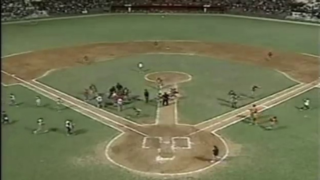 Enorme bagarre générale en baseball! Violent...