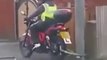 Dumbest guy ever trying to ride a motorcycle. Hilarious!