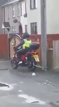 Dumbest guy ever trying to ride a motorcycle. Hilarious!