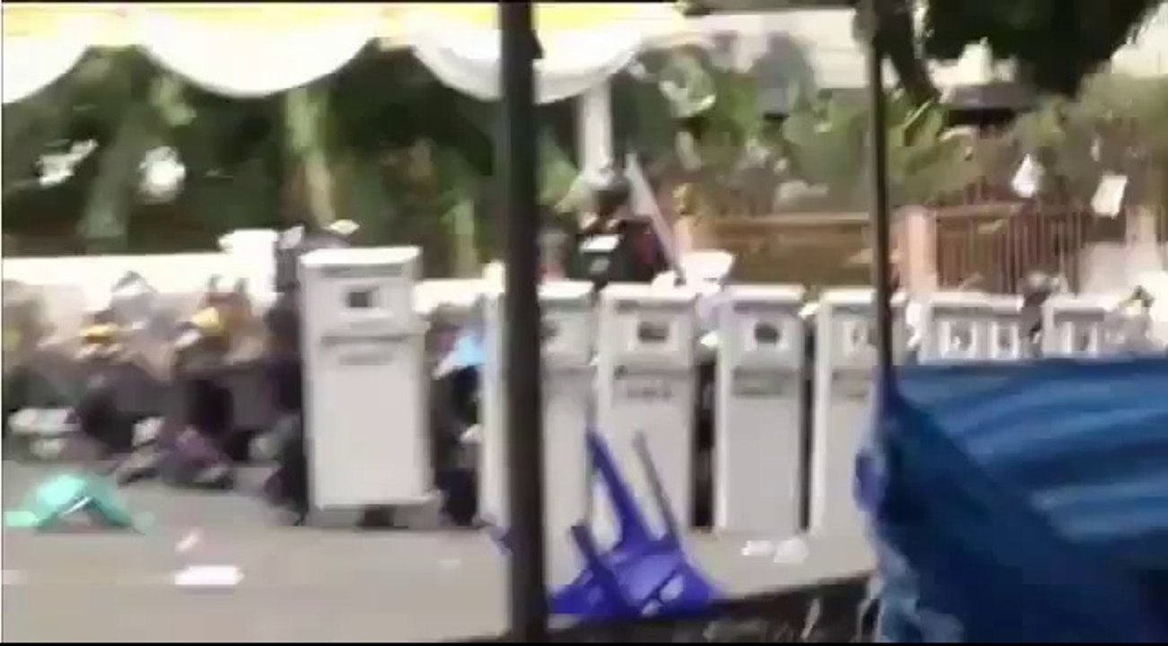 Policier antiémeute reçoit une grenade à Bangkok