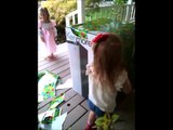 Une petite fille ouvre son cadeau d’anniversaire : son papa militaire est caché dedans