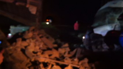 Une camionnette s'encastre dans un pignon