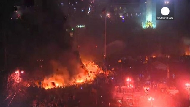 A Kiev una notte di scontri sotto la farsa del cessate il fuoco