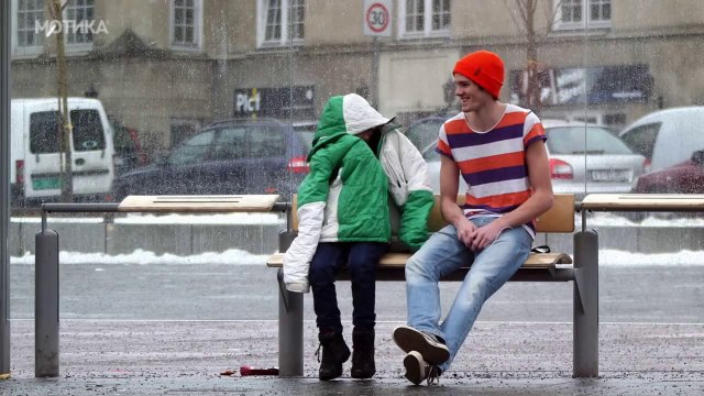 МОТИКА: Што ќе направите ако видите момче без палто како мрзне надвор на студот?