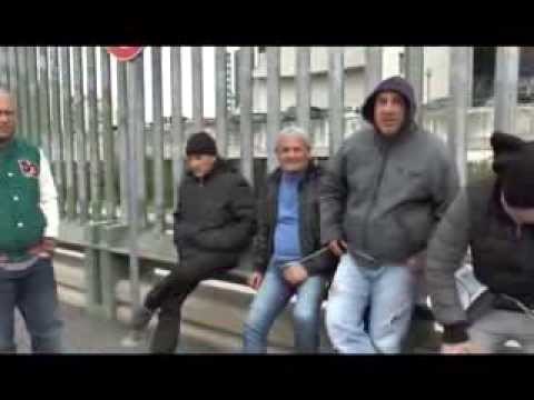 Napoli - Operai Astir in catene davanti al tribunale (19.02.14)