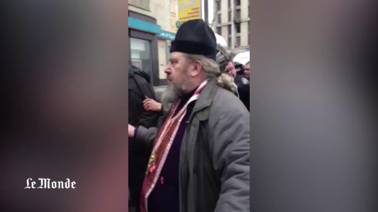 Ukraine : des policiers capturés par les manifestants