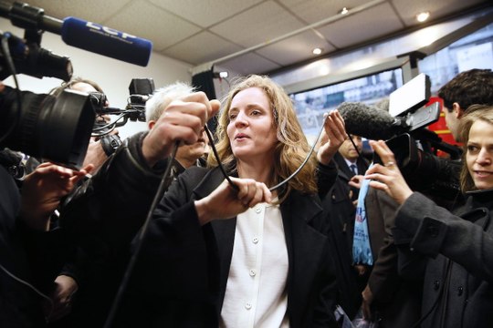 Les politiques vont au clash avec les médias