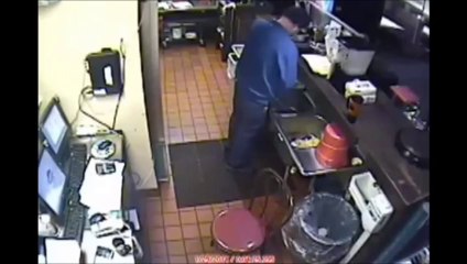 Le gérant d'un Pizza Hut filmé en train d'uriner dans un évier du restaurant