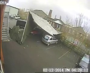 Un toit s'envole pendant une tempête violente!