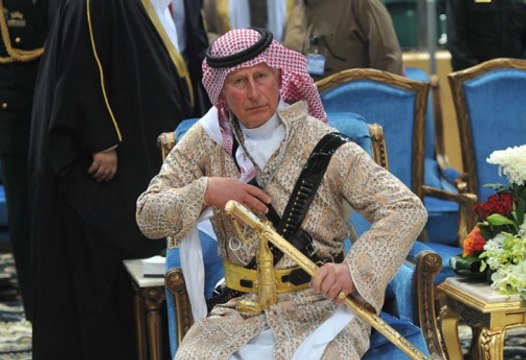 Le Prince Charles fait la danse de l'épée en Arabie Saoudite - ZAPPING ACTU DU 20/02/2014