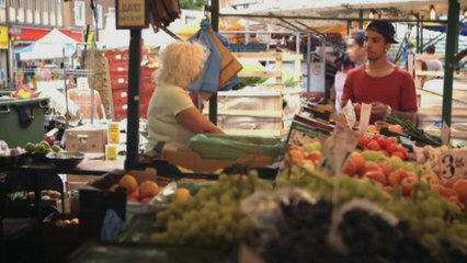 Magician Troy wows reporter with card trick