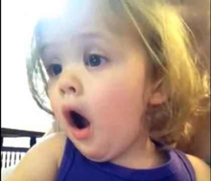 Duygusal Müzik Dinleyince Ağlayan Küçük Kız