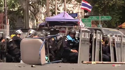 Cop shooting in a grenade : FAIL!