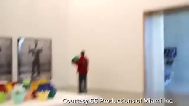 Breaking News WORLD Million dollar Ai Weiwei vase smashed - copie