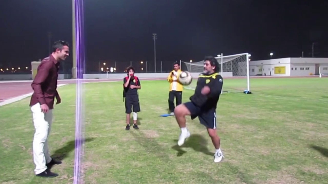 Robin van Persie et Maradona régalent avec une série de jongles !