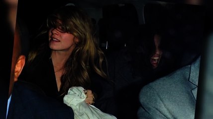 Michelle Rodriguez se remueve sus pantalones blancos estando de fiesta con Cara Delevingne
