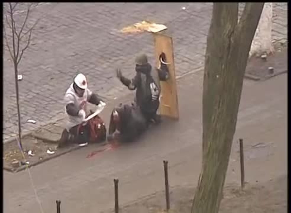 Kiev : Des manifestants se font tirer dessus par la police