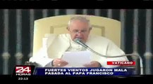 VIDEO: mira la 'broma' que le jugó el viento al Papa Francisco