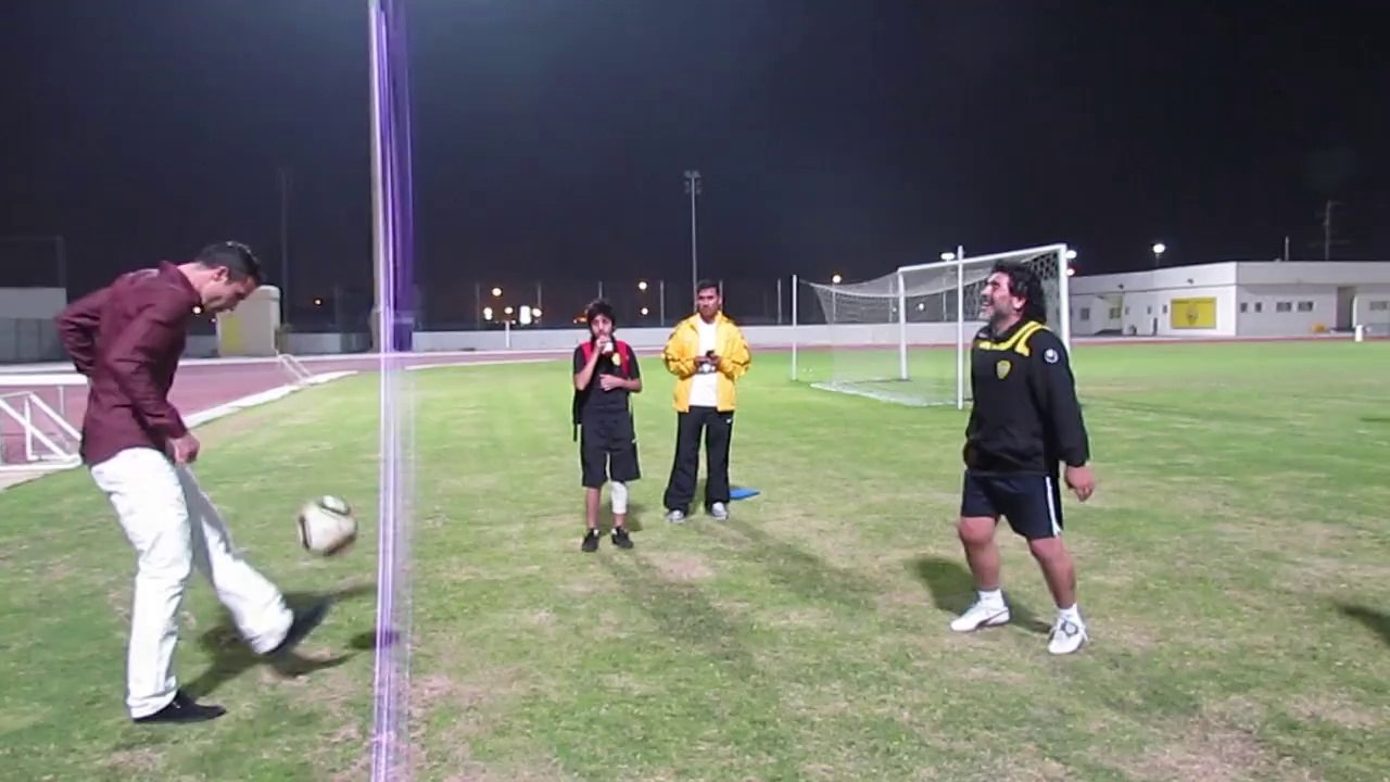 Robin van Persie jongle avec Maradona