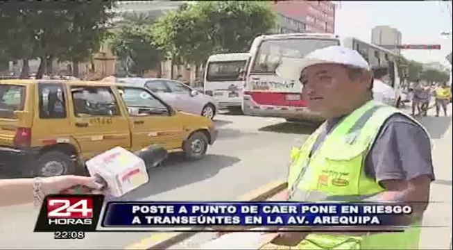 Poste a punto de caer pone en riesgo a transeúntes en la Avenida Arequipa