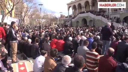 Başbakan Erdoğan, Hacıveyiszade Camisi'nde cuma namazını kıldı -