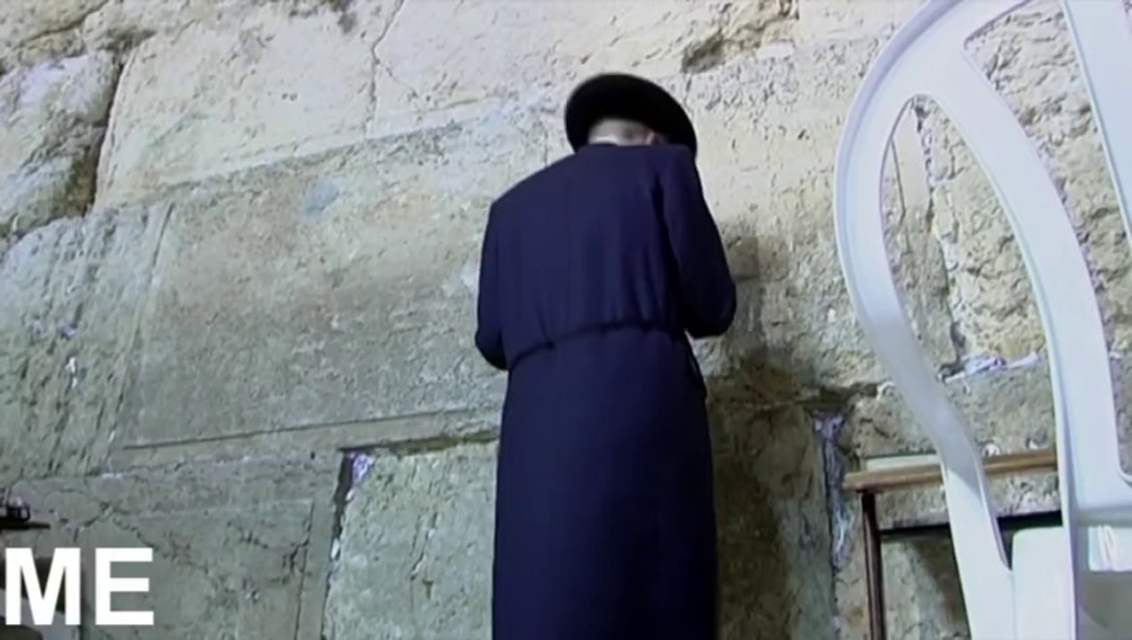 Jews praying at the Wailing Wall HD